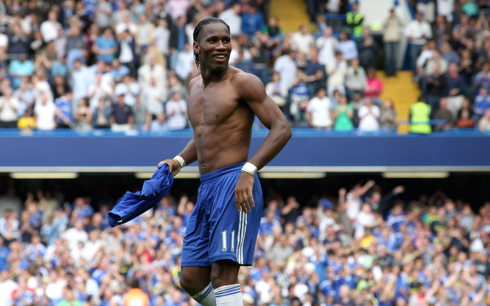 开云真人-德甲球队建设虚拟战术模拟场景提升协同判断力,德甲场地