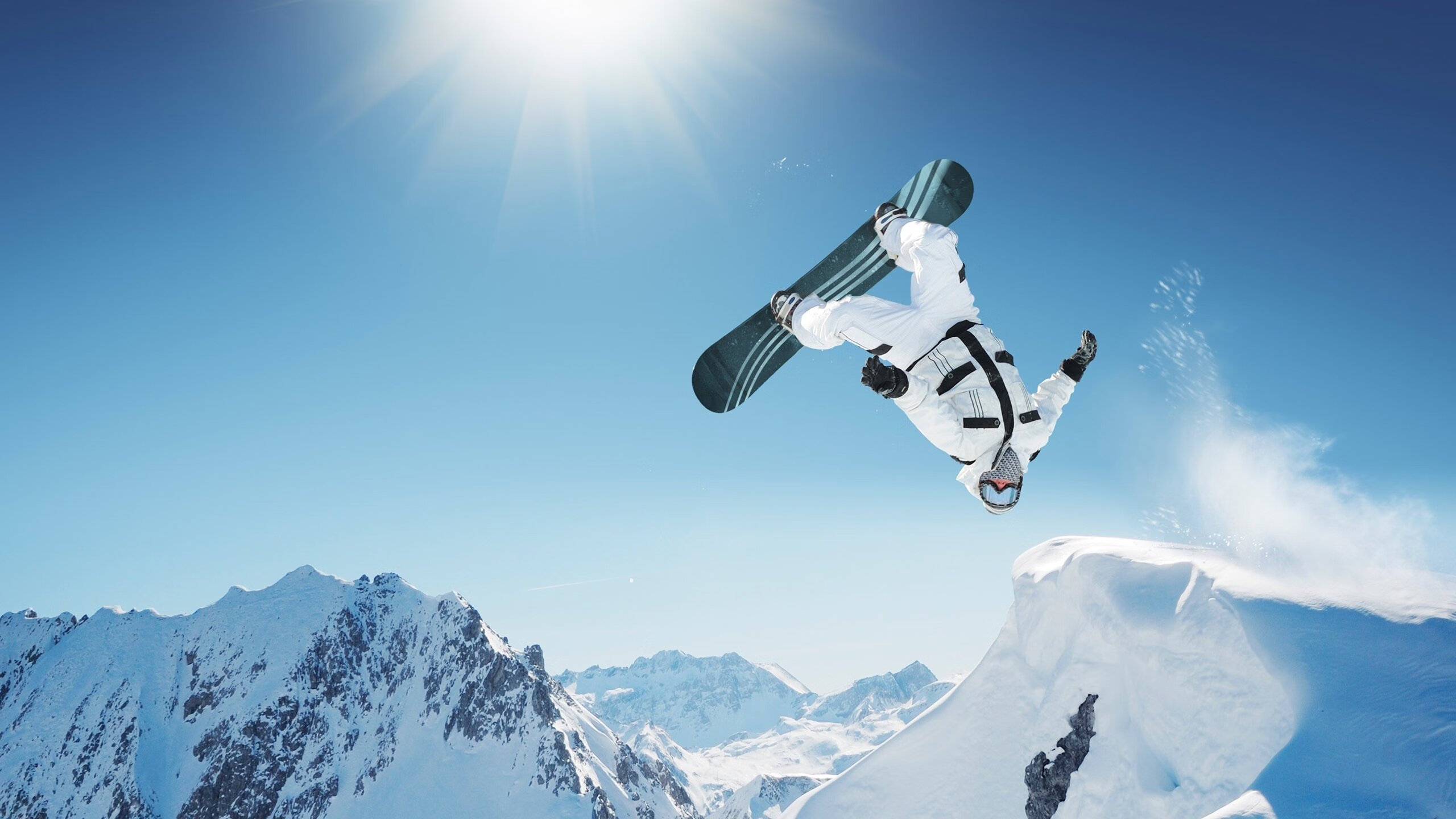 开云真人-城市夜空摩托极限表演，灯光交织的极速盛宴，摩托车夜跑视频第一视角